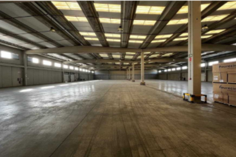 Nave que alquila Redur con 7300 m2 quiere subarrendar 4000 m2. Redur acaba sep 2026 y no renueva